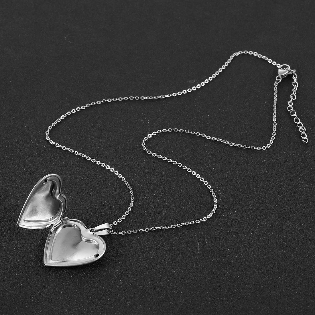 Heart pendant necklace