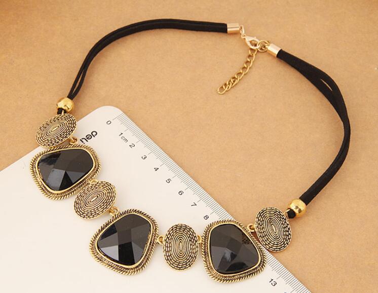 Exaggerated clavicle chain short geometric square necklace